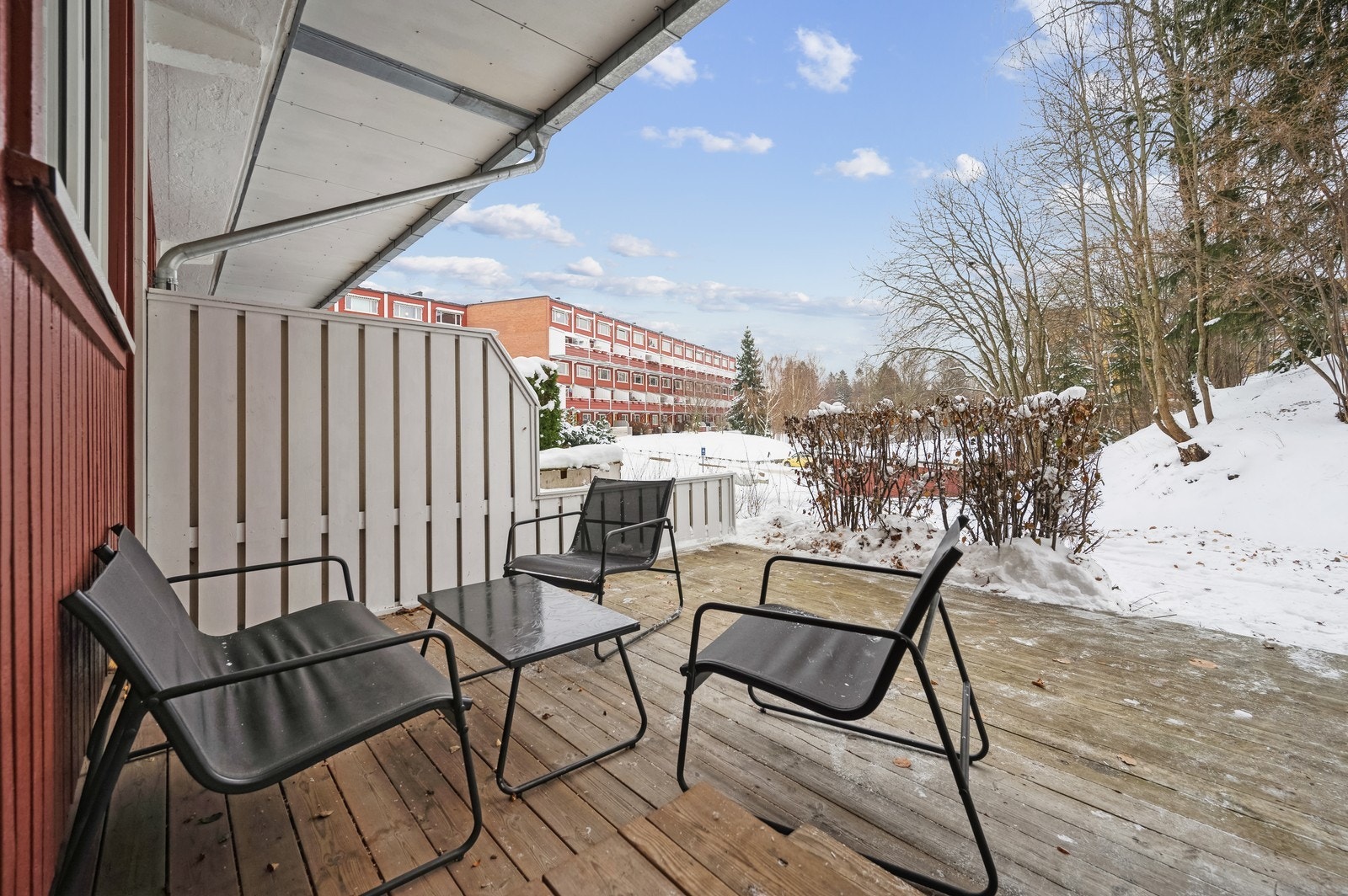 Stor markterrasse like utenfor boligen. Galleribilde