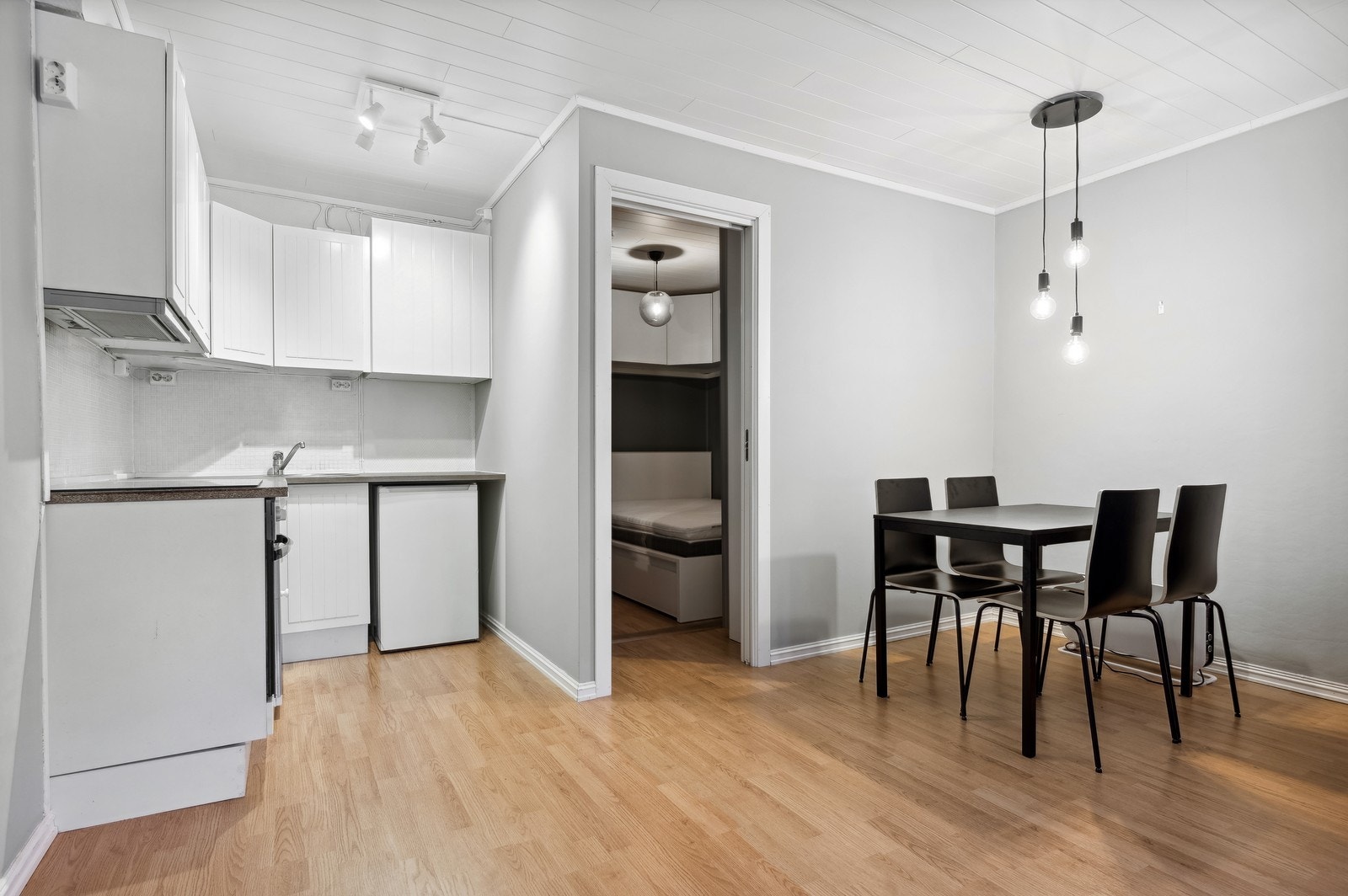 Åpen løsning mellom kjøkken og stue. Leiligheten er utstyrt med smartbelysning i alle rom. Galleribilde