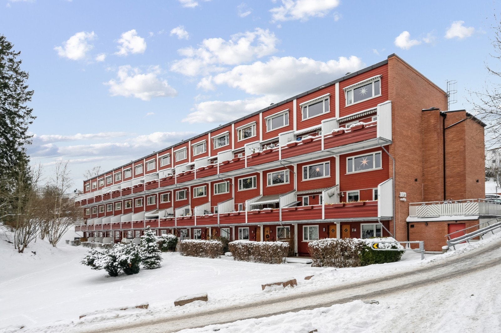 Leiligheten ligger i et rolig område og veldrevet borettslag. Galleribilde