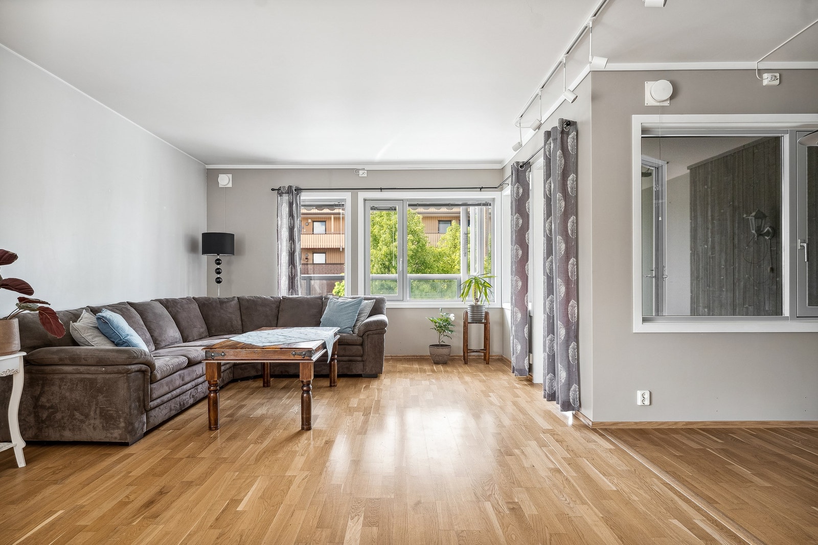 Stuen er lys og trivelig og det er god plass til både salong og spisebord! Galleribilde