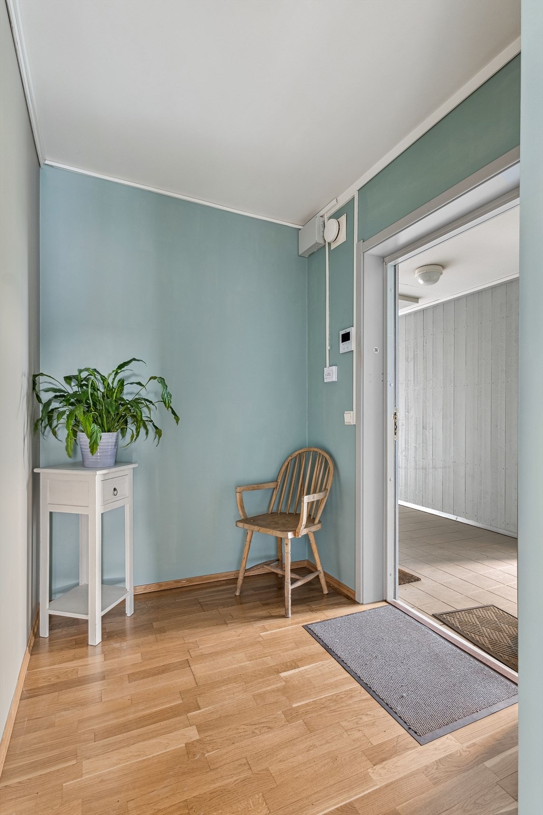 Leiligheten ligger i 2.etasje hvor det er adkomst via felles trappegang med heis. Galleribilde