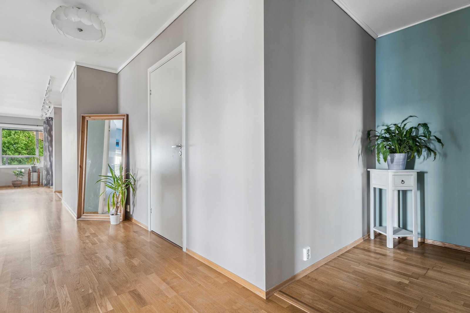 Velkommen inn! Fra entréen er det adkomst til leilighetens tre soverom, bad og videre inn i stue og kjøkken. Galleribilde