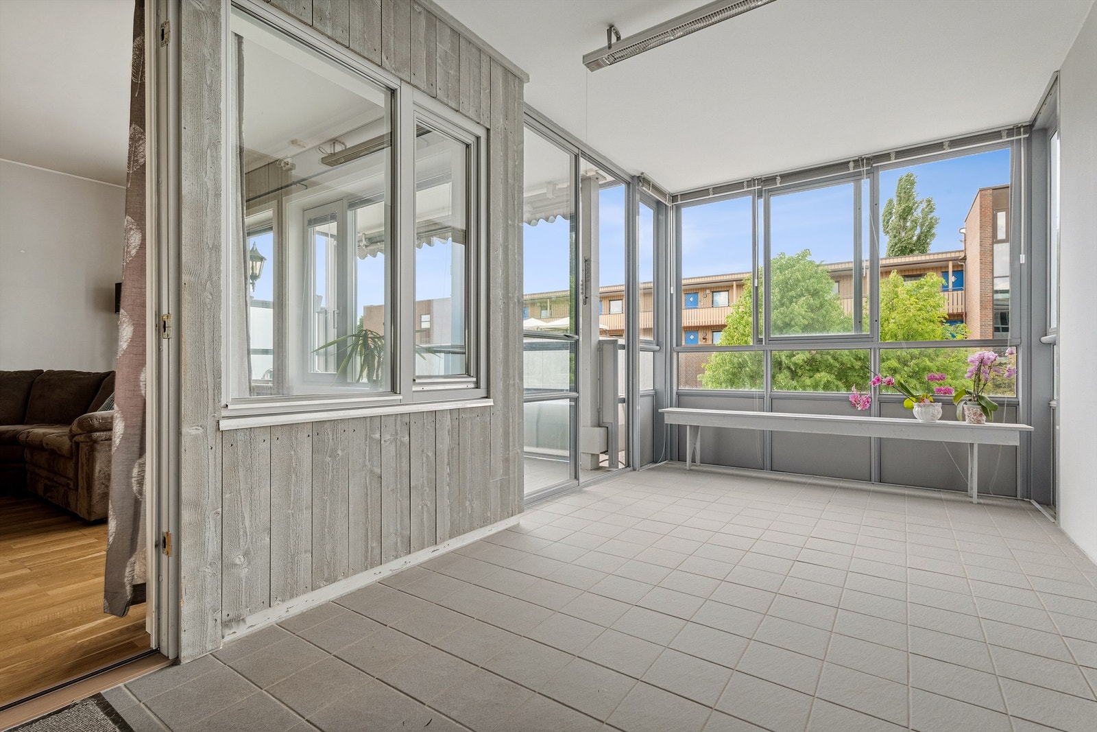 Innglasset balkong, som en forlengelse av stuen Galleribilde