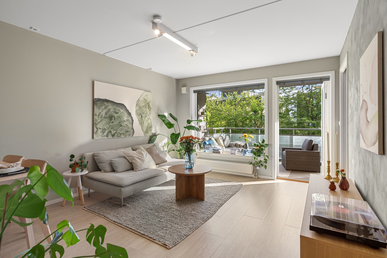 Fra stuen har du direkte adkomst til leilighetens fantastiske uteområde - balkongen Galleribilde