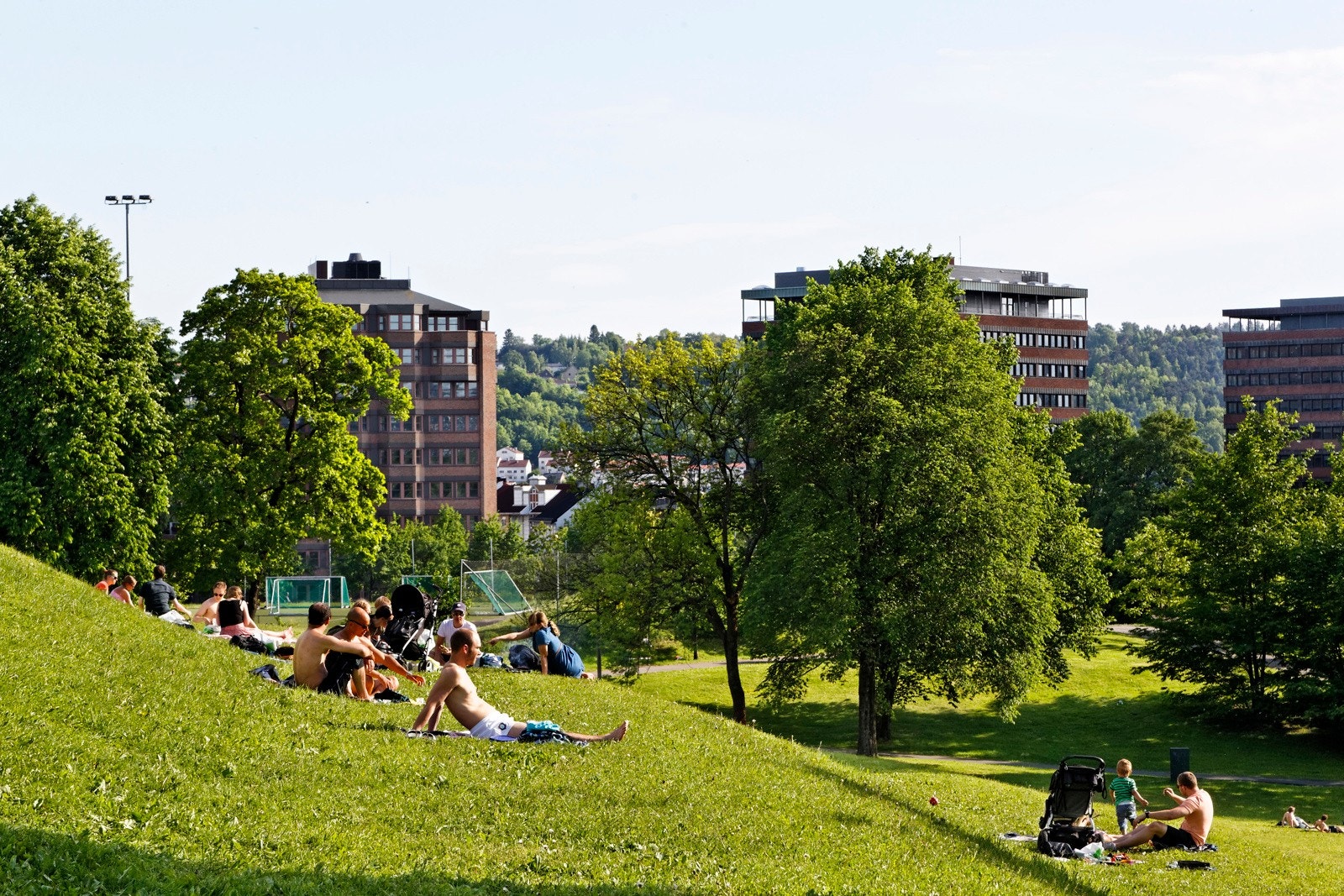 Hagebyen er for øvrig kjent for sin skjermede og tilbaketrukne beliggenhet sentralt i Oslo med flotte parkanlegg, lekeplasser, fotballbane, basketballbane og skøytebane Galleribilde