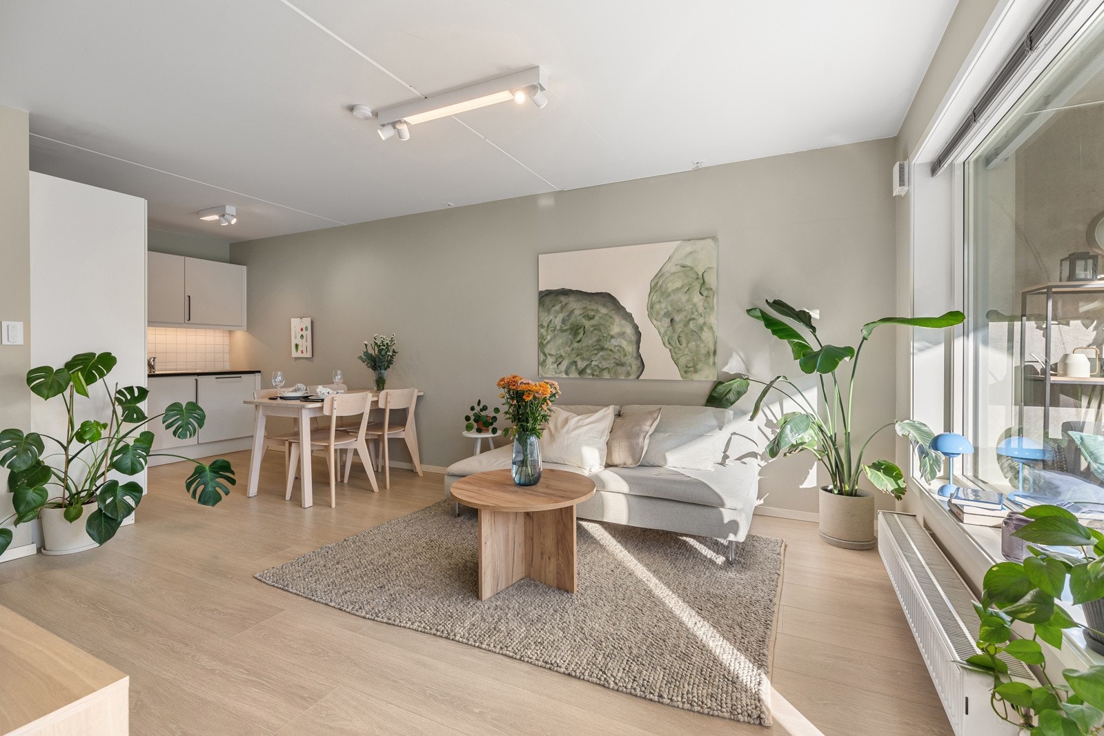 Innvendig fremstår leiligheten som svært innbydende og holder en gjennomgående god standard, hvor bygget er fra 2008 Galleribilde