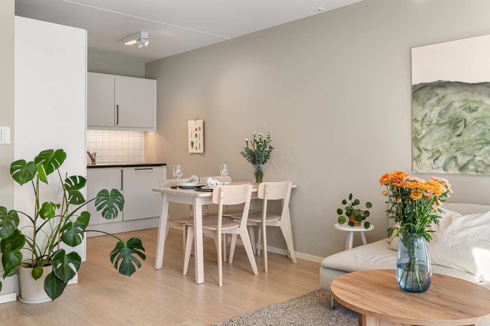 Stuen holder god romslighet, med tilstrekkelig plass for både en behagelig sofagruppe og et stort spisebord Galleribilde