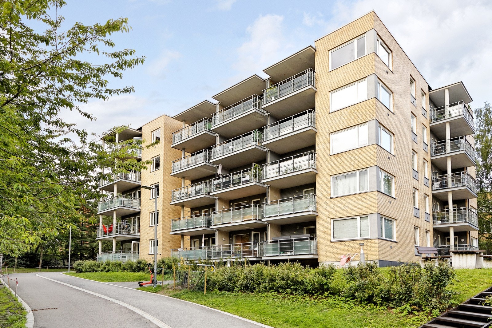 Fasade - Leiligheten ligger i rolige og moderne omgivelser på Ensjø Galleribilde