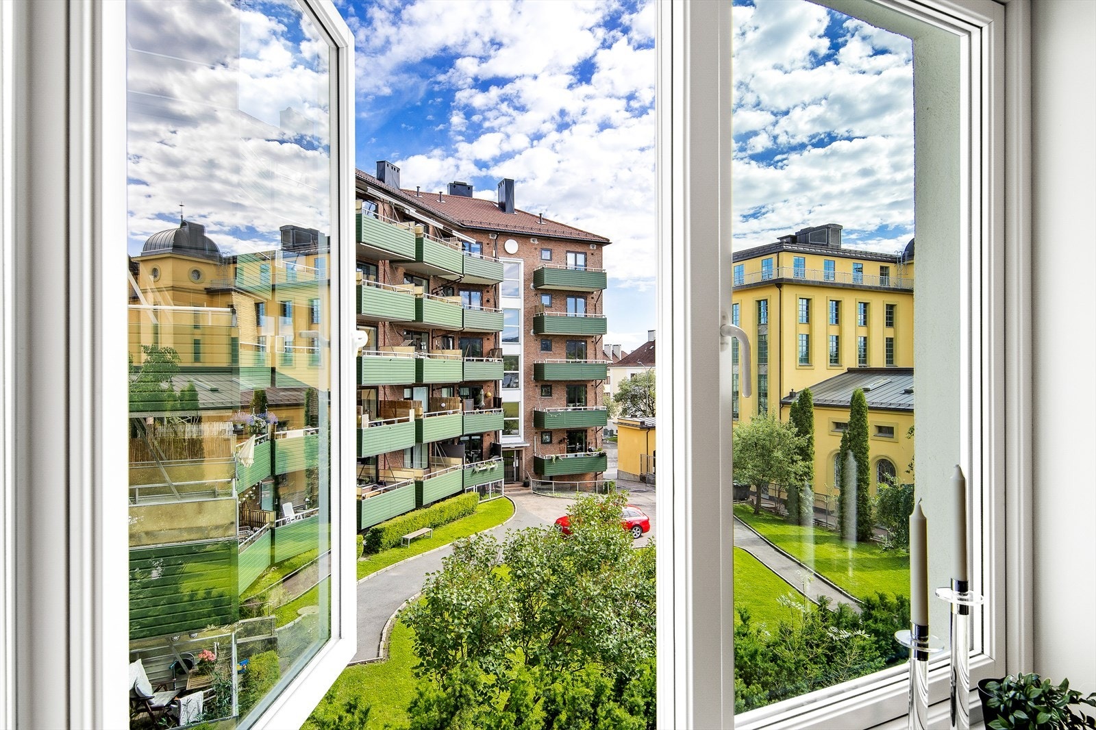 Store nye vinduer fra 2016 sørger for mye naturlig lys i leiligheten. Galleribilde