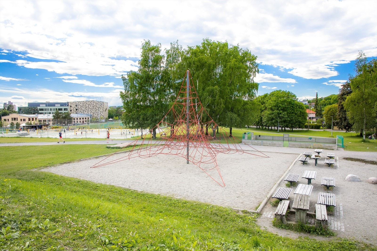 Lekeplasser og rikelig med sitteplasser ved volleyballbanene. Galleribilde