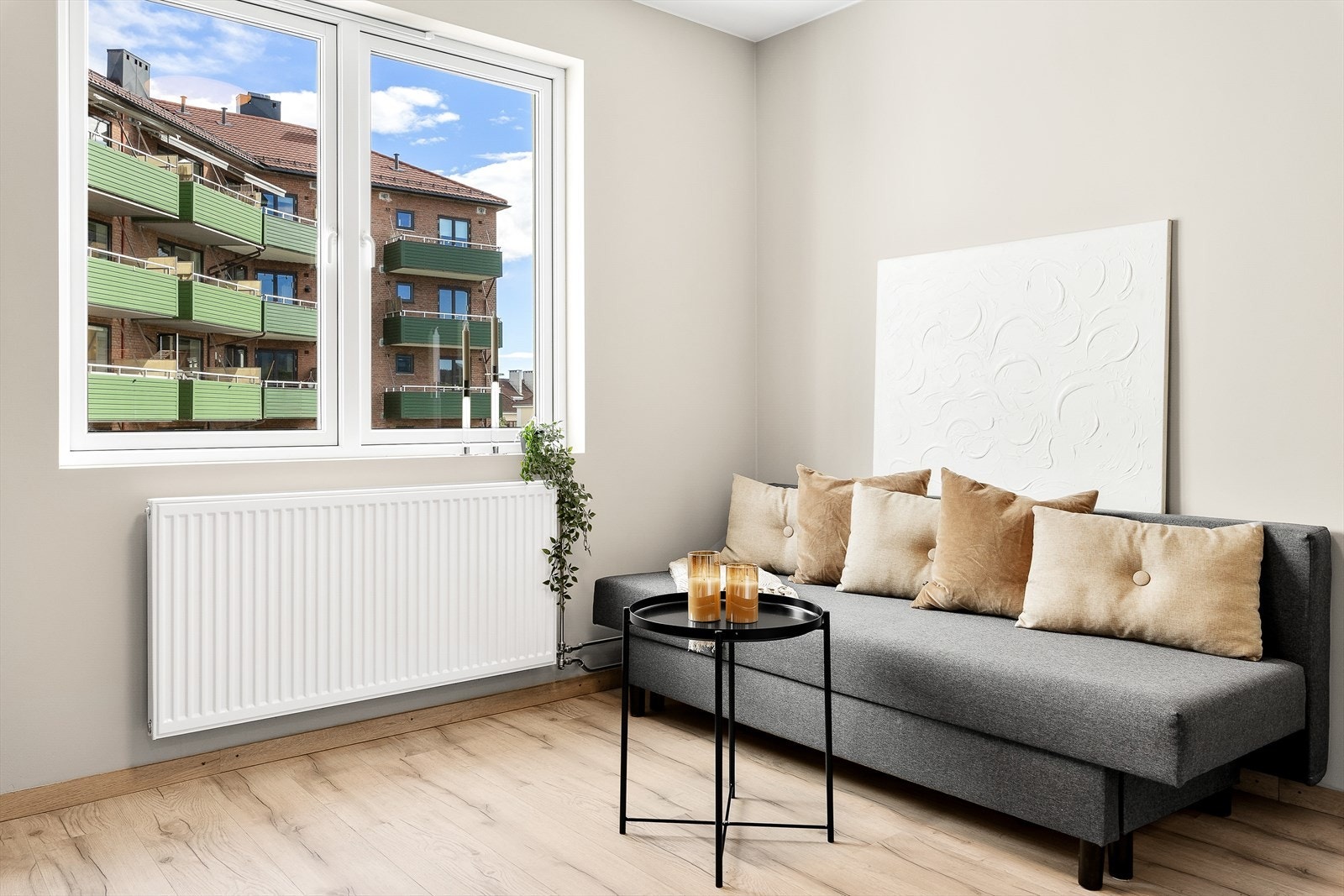 Arealeffektiv stue legger til rette for at det både er plass til sofa, bord og TV-møbler. Galleribilde