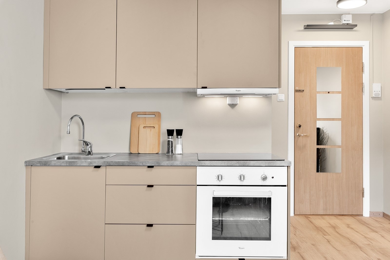 Kjøkkenet har kjøkkeninnredning med slette lakkerte fronter, laminat benkeplate, enkel oppvaskkum, ventilator med kullfilter og innfelte hvitevarer som stekeovn og platetopp samt frittstående kjøl/frys. Galleribilde