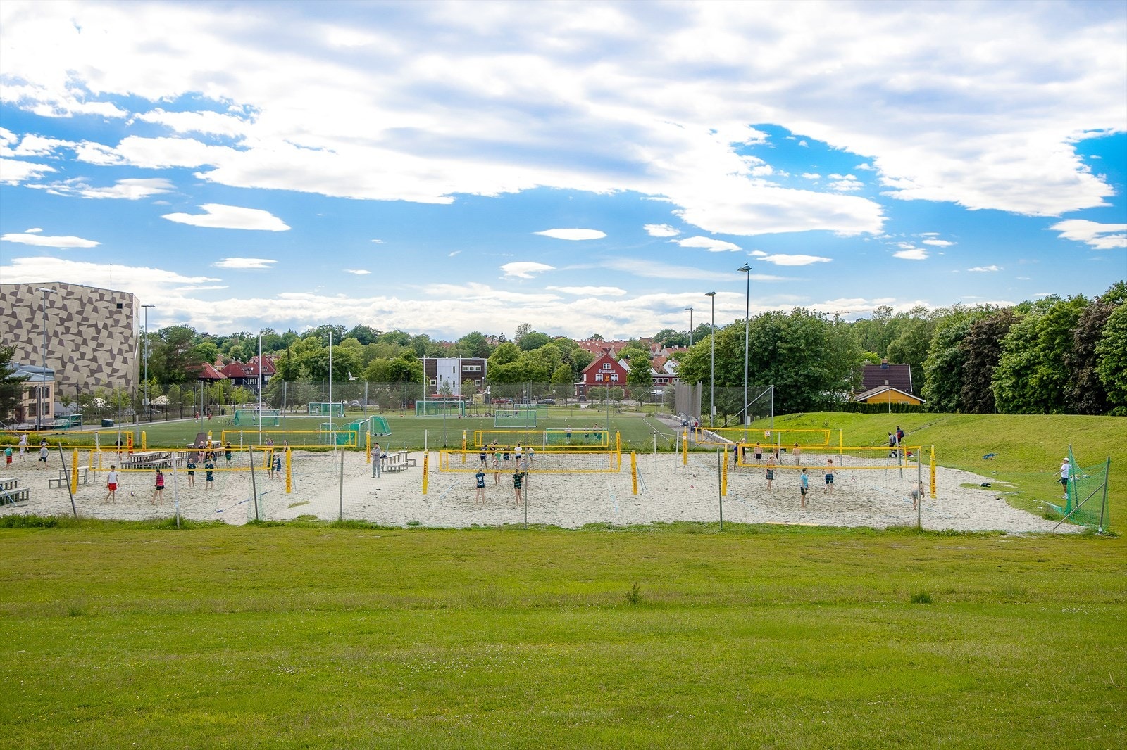 Voldsløkka byr på åtte velholdte volleyballbaner samt gratis tennisbaner for alle som ønsker å spille. Galleribilde