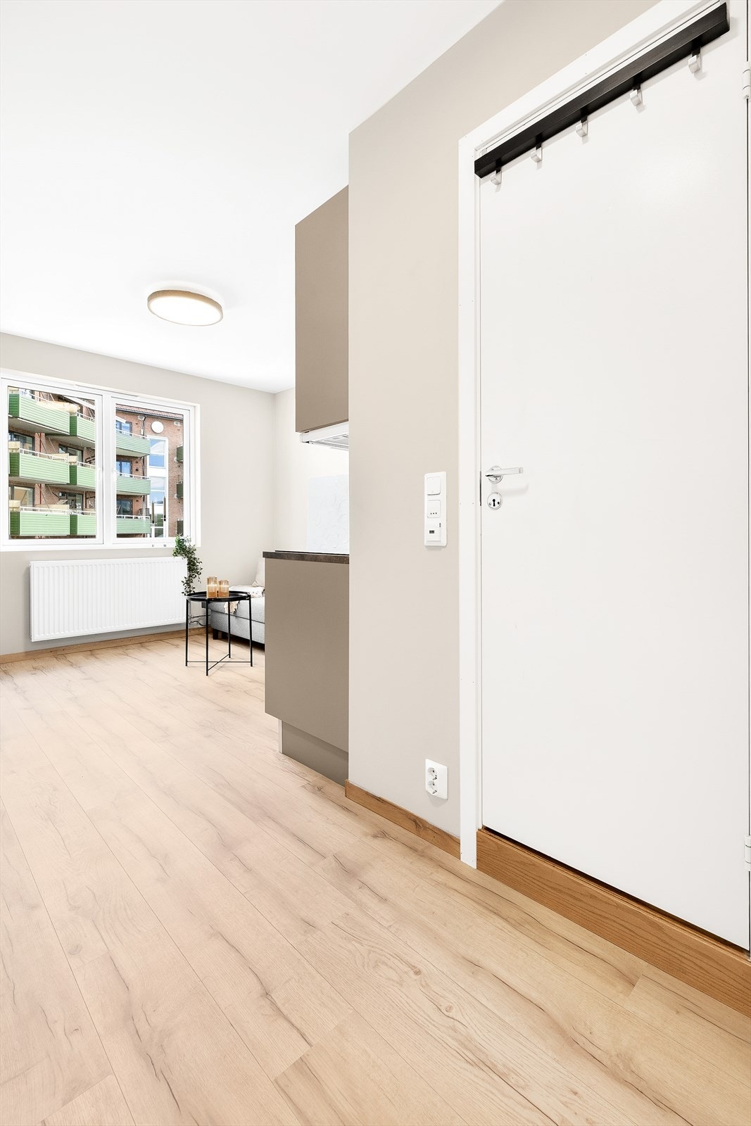 Leiligheten er beliggende i 4. etasje og fremstår som moderne og innbydende med høy standard. Galleribilde
