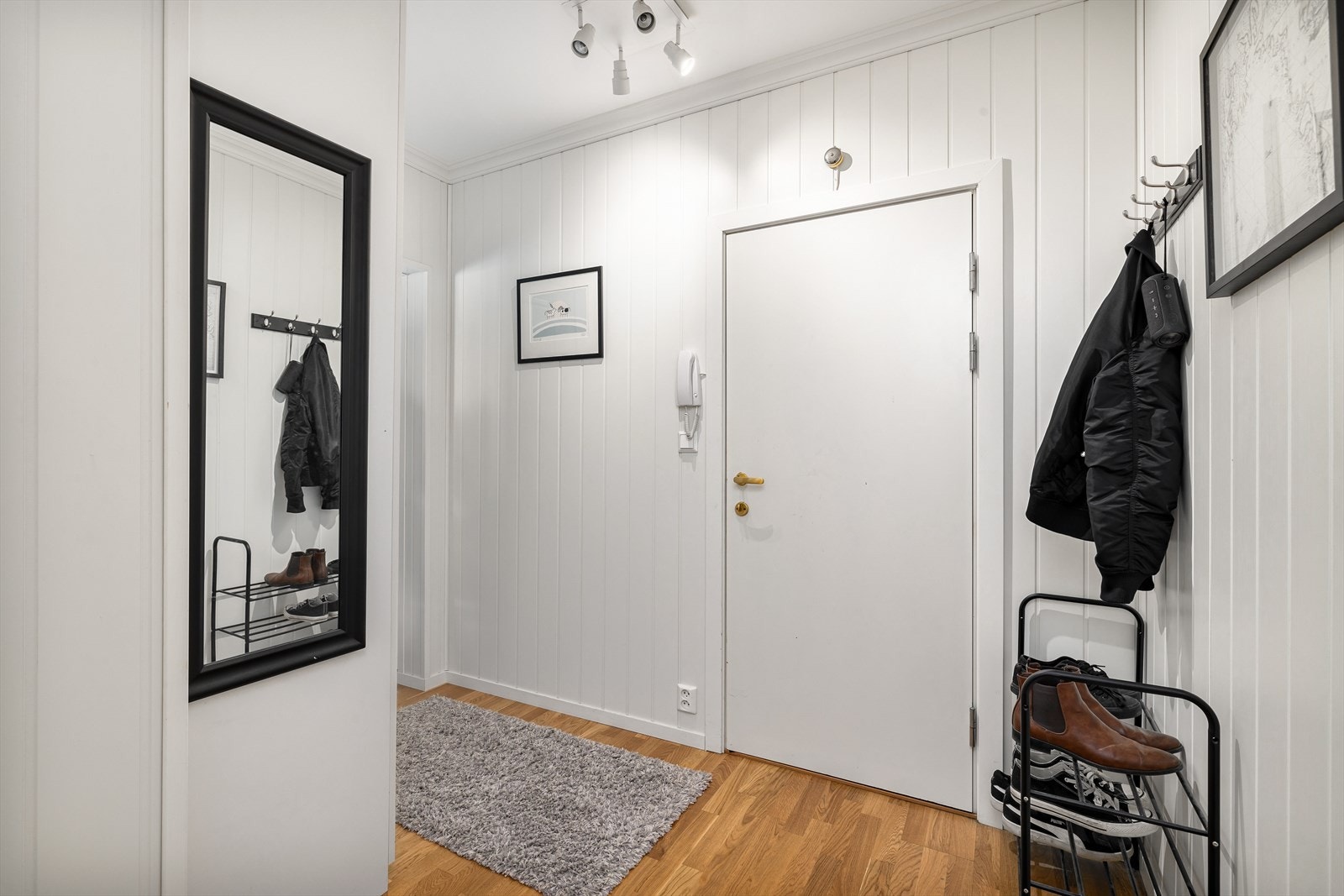 Entrè med plass til henge fra seg tøy. Galleribilde
