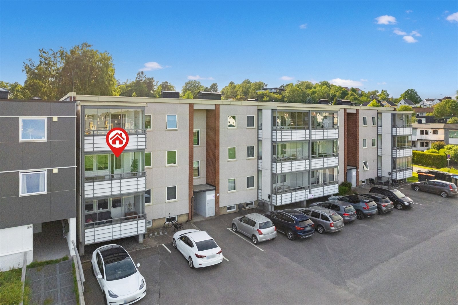 Biloppstillingsplass rett på utsiden. Galleribilde