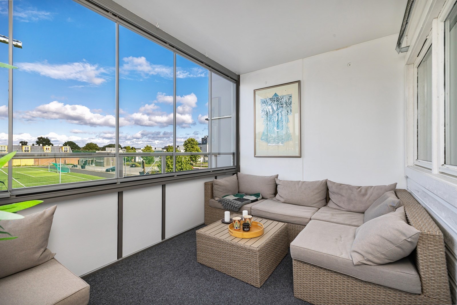 Vinduer kan skyves til side for mer luft. God plass til møblement! Galleribilde