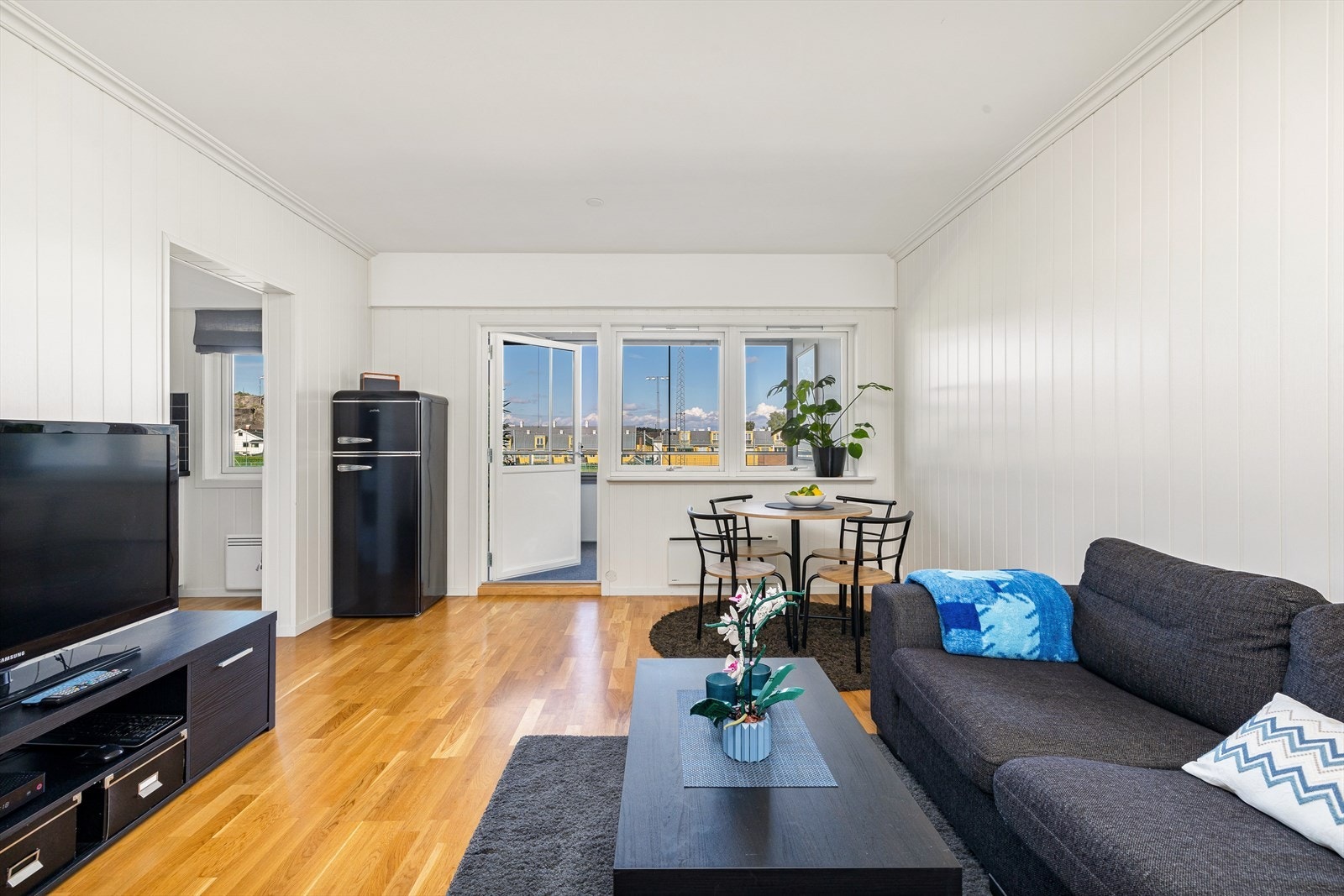 Utgang til innglasset balkong. Galleribilde