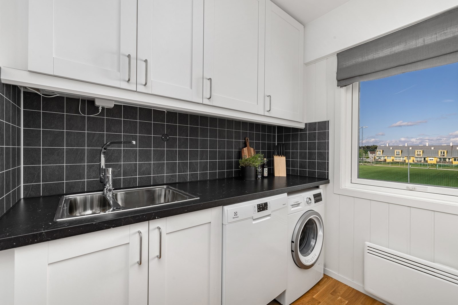 Hyggelig liten kjøkkeninnredning. Galleribilde