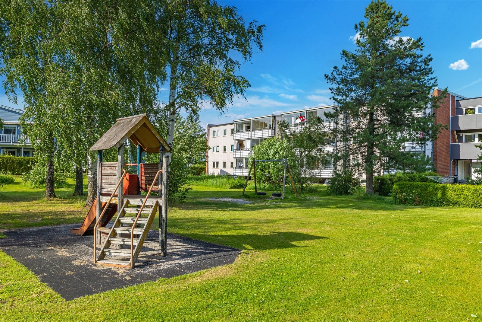 Lekeplass og parkområde rett bak leiligheten. Galleribilde