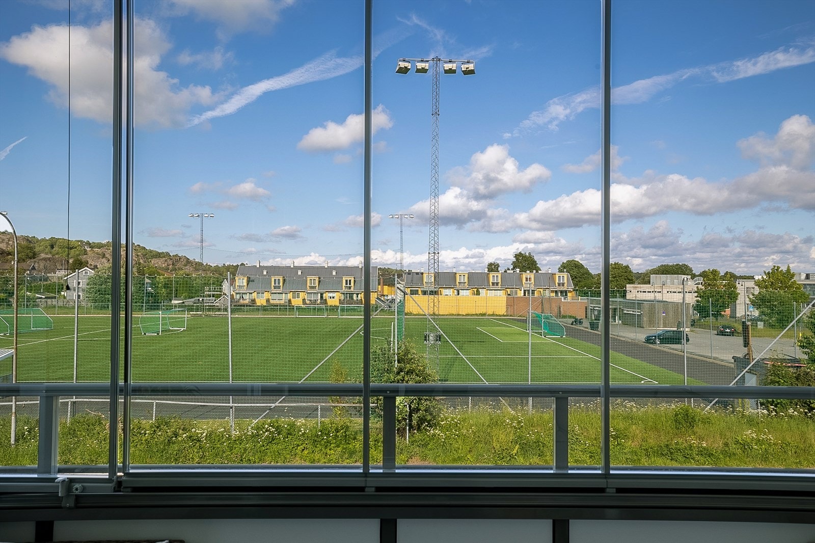 Fri utsikt mot fotballbanen. Galleribilde
