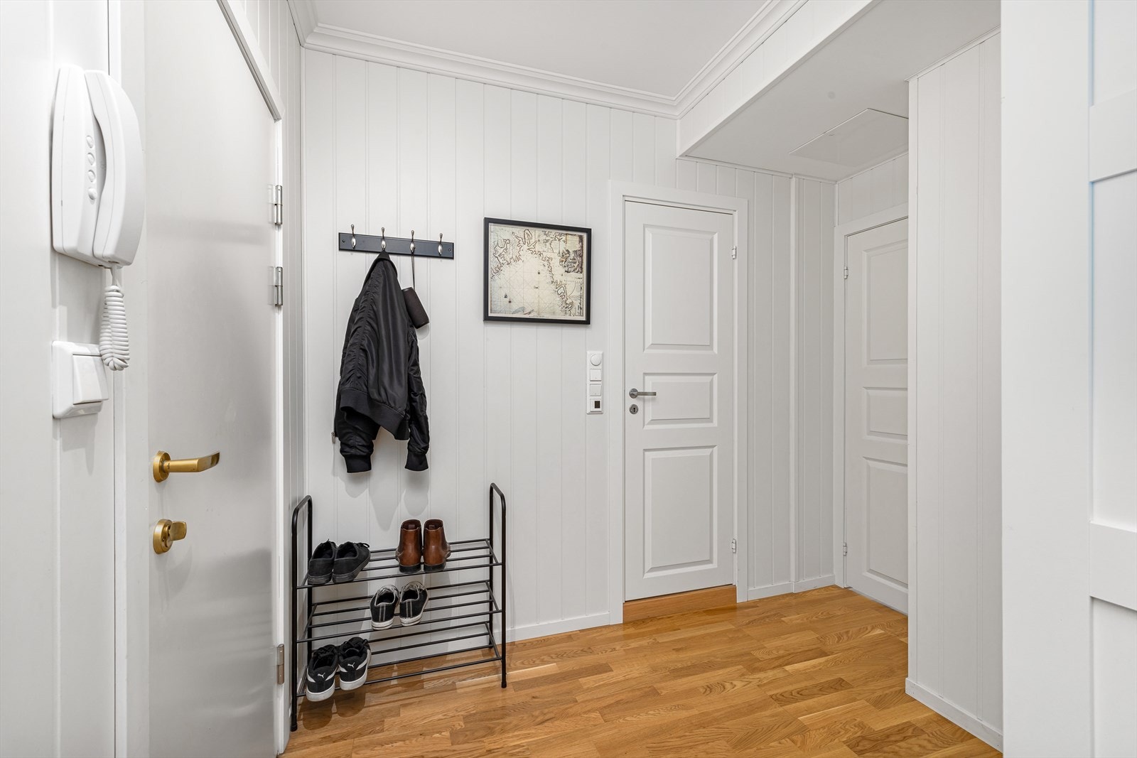 Lyse farger preger denne lekre lille leiligheten. Galleribilde