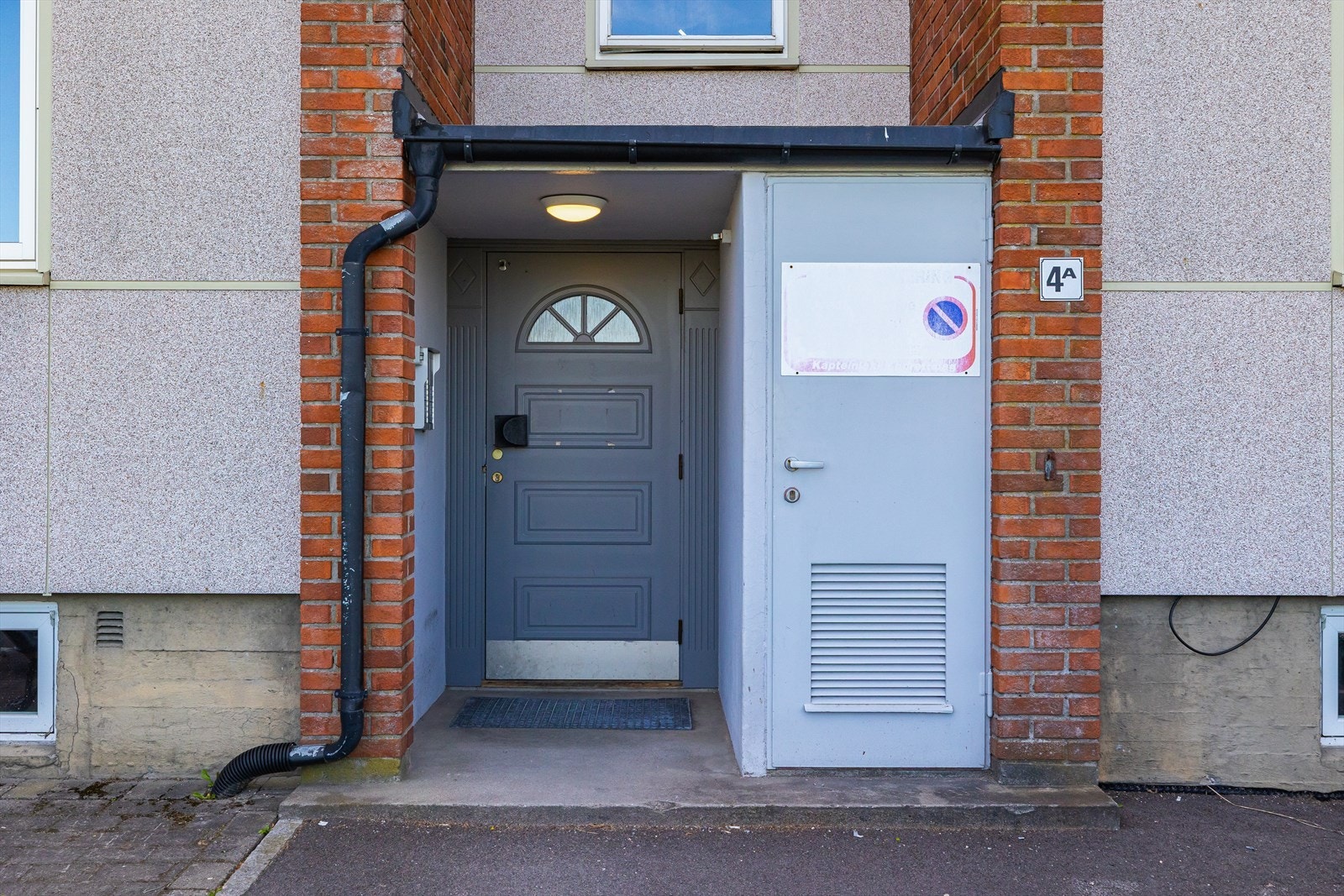 Inngangsparti med callinganlegg og portåpner Galleribilde