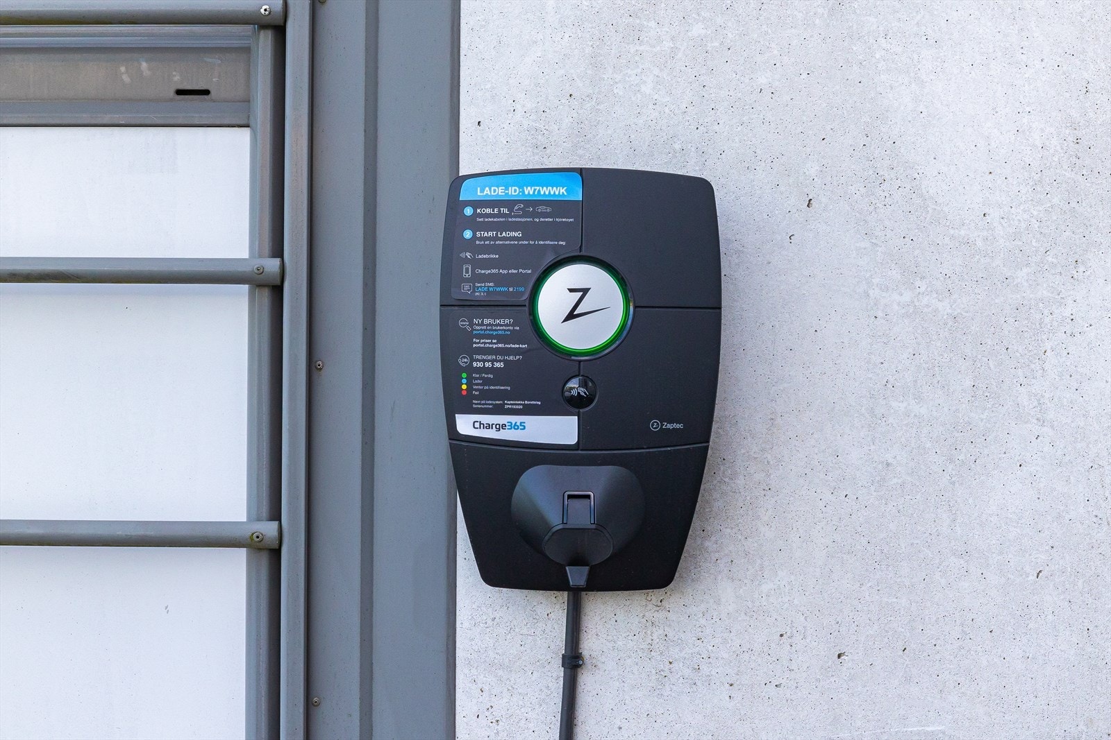 Borettslaget har egen elbilladestasjon. Galleribilde