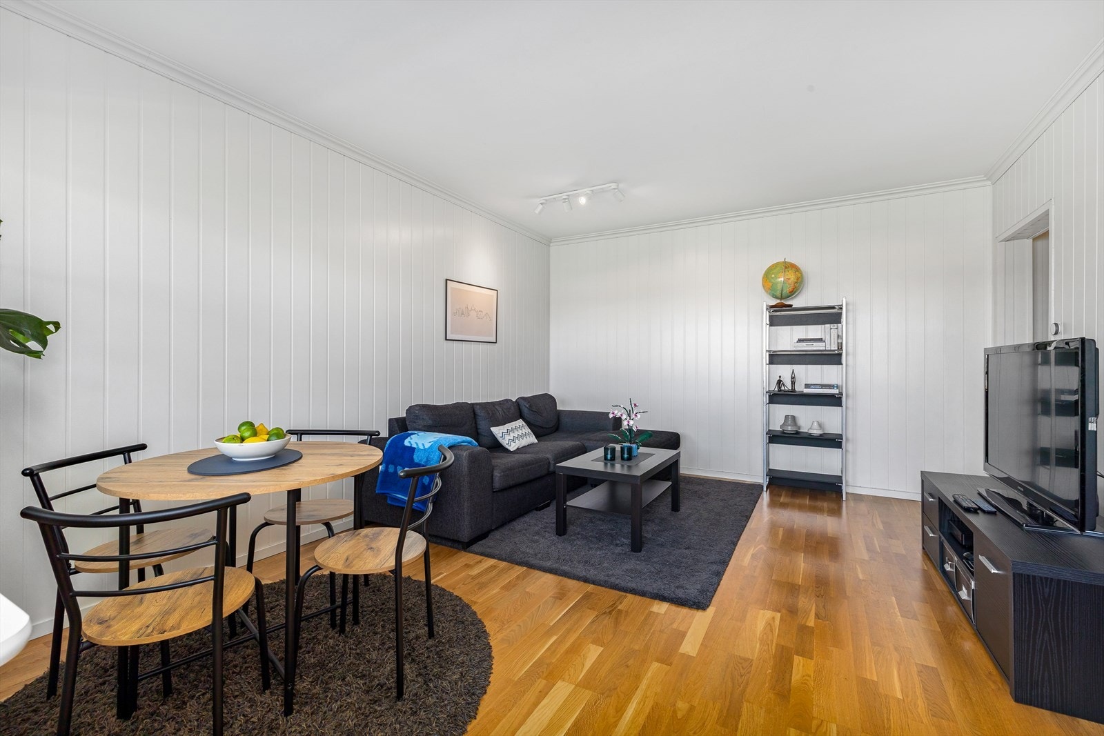 Nydelig stue med solid parkettgulv og nyere plater på vegg. Galleribilde