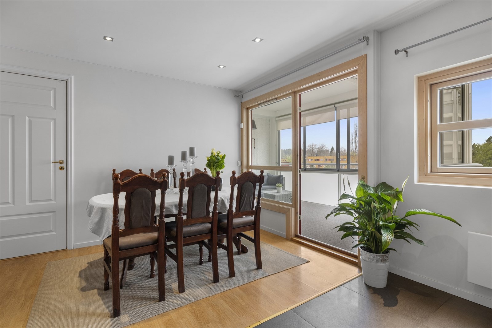 Det er god plass til spisegruppe med plass til hele familien Galleribilde