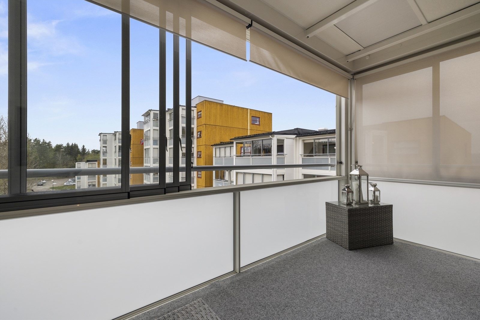 Rekkverk i metall med skyveglass over. Rekkverkshøyden er målt til ca. 1,05 m Galleribilde