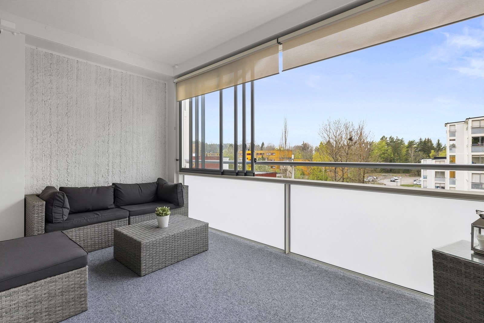 Vestvendt innglasset balkong på ca. 11 m² i betongkonstruksjon med direkte adkomst fra stue/kjøkken Galleribilde