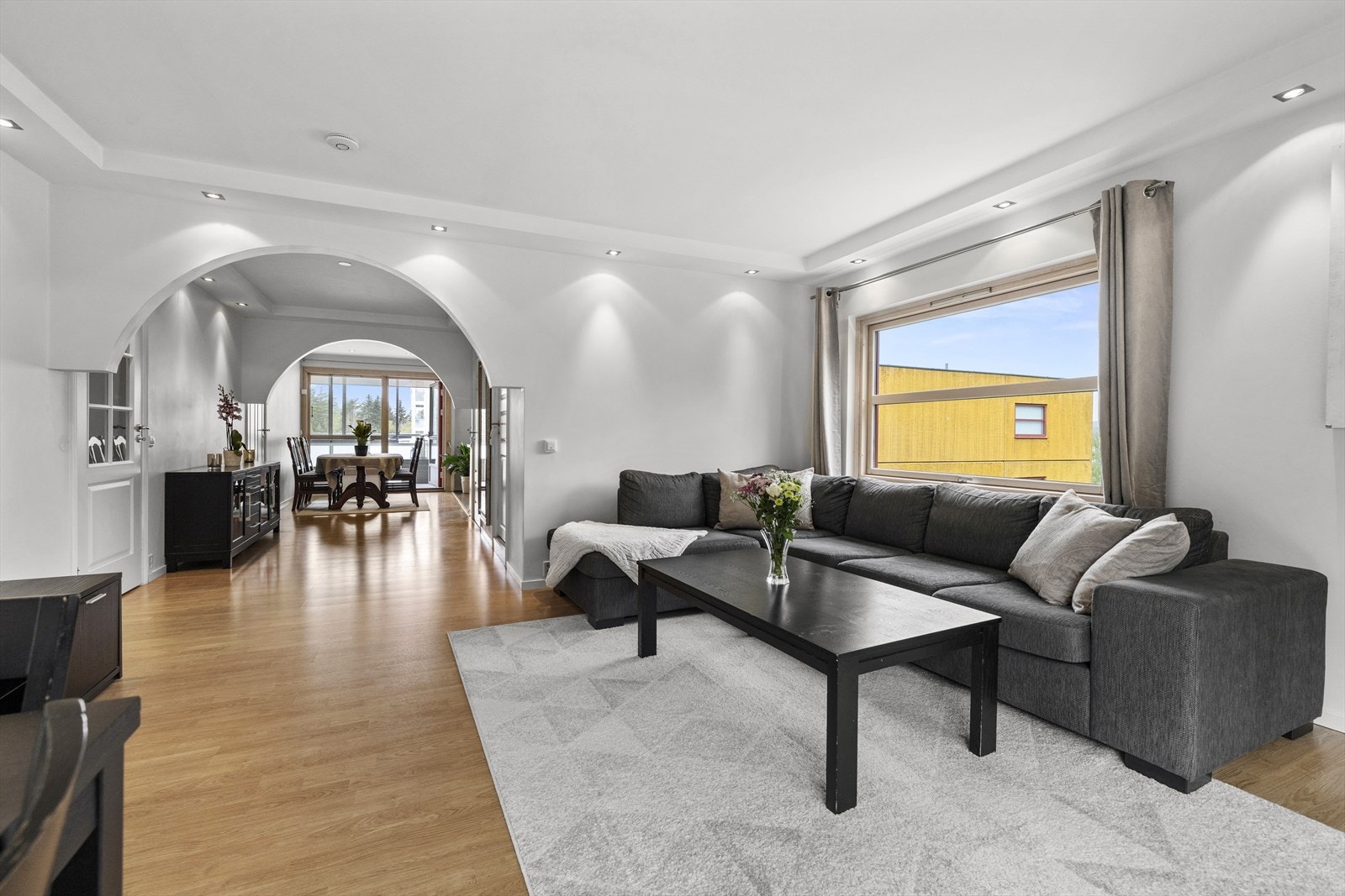 Her er det god plass til å innrede med sofagruppe med tilhørende møblement og TV Galleribilde