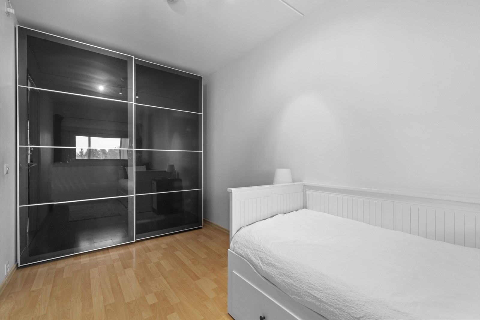 Fine møbleringsmuligheter med plass til seng, skrivebord, øvrig møblement. Det medfølger garderobeskap Galleribilde