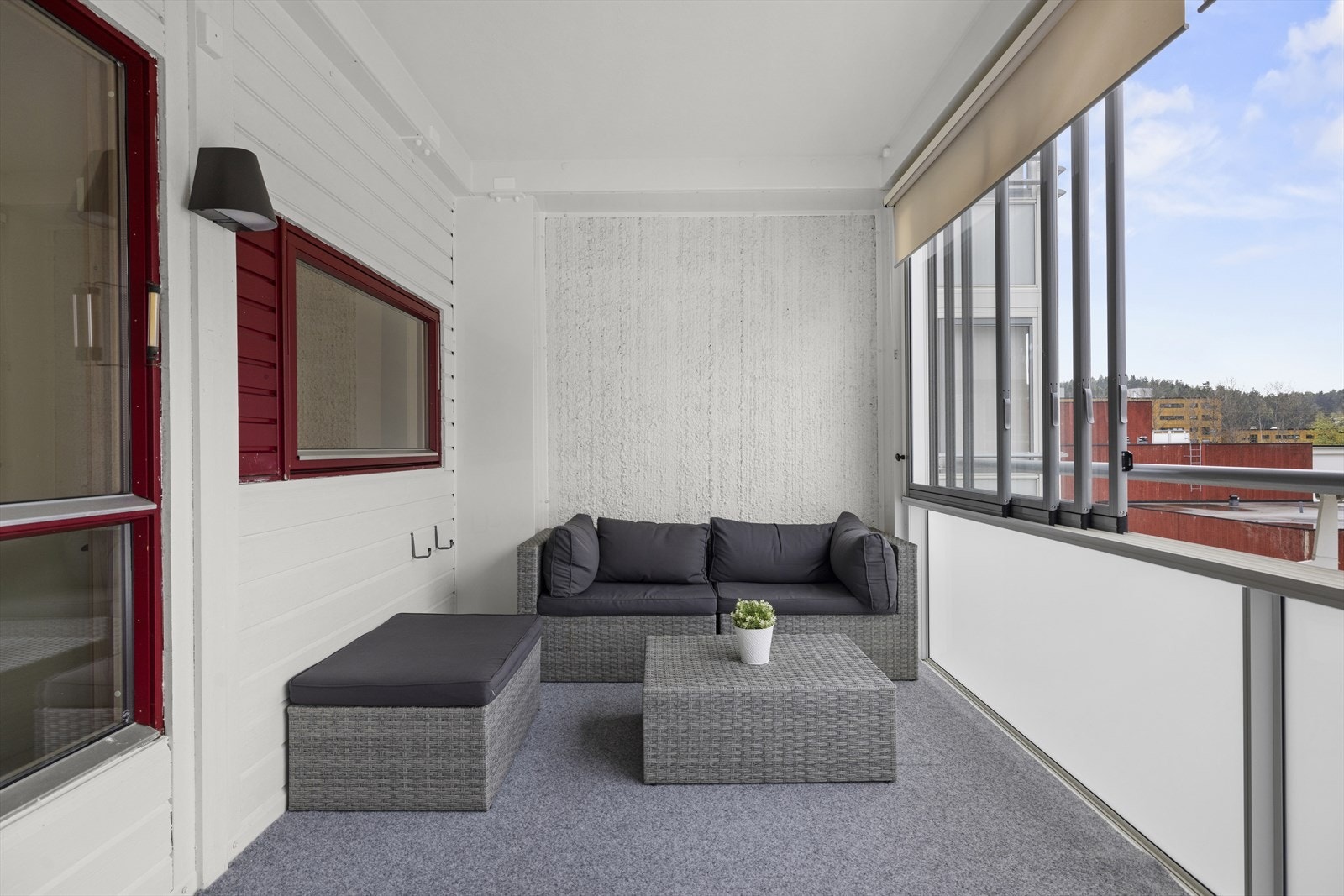 Balkongen fungerer som en fin forlengelse av stuen og det er plass til å innrede med sittegruppe og annet ønsket møblement Galleribilde