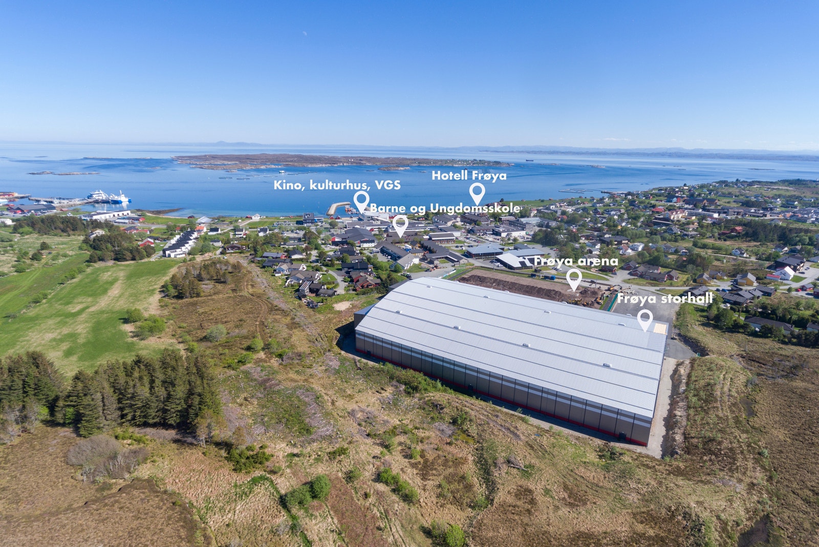 Kommunesenteret Sistranda ligger ca. 15 minutter unna med bil Galleribilde