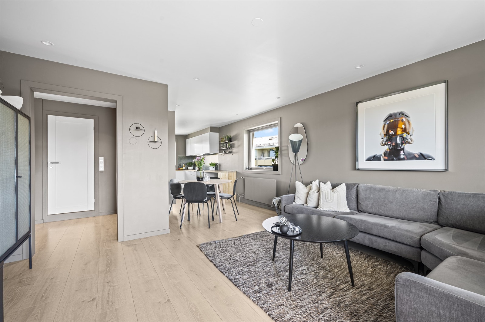 Åpen og innbydende stue med store vindusflater som slipper rikelig med lys inn i boligen og som bidrar til en flott atmosfære. Galleribilde