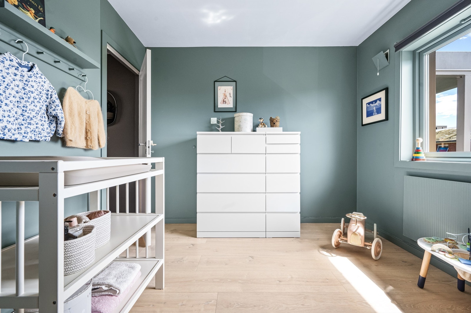 Rommet er naturligvis fleksibelt i bruk og passer godt til barnerom, gjesterom eller kontor. Galleribilde