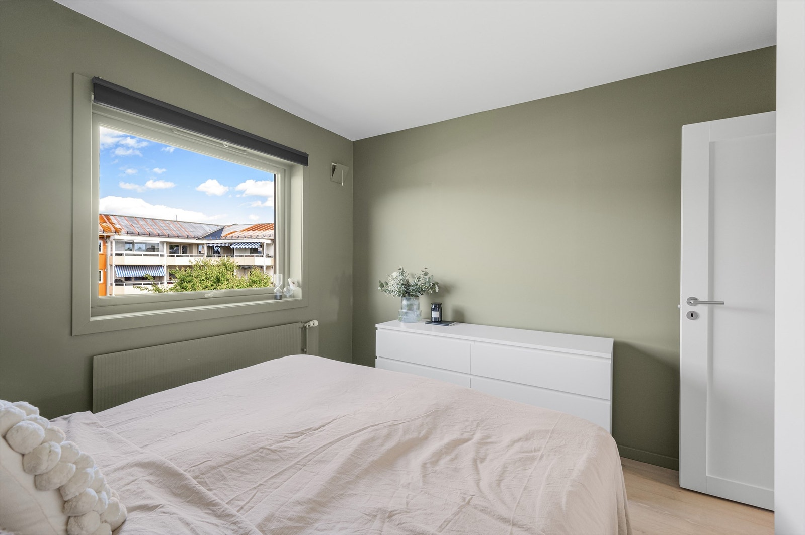 Boligen disponerer to kjellerboder, en på hver side av trappen som måler henholdsvis 2,4 kvm og ca. 3,4 kvm. Galleribilde