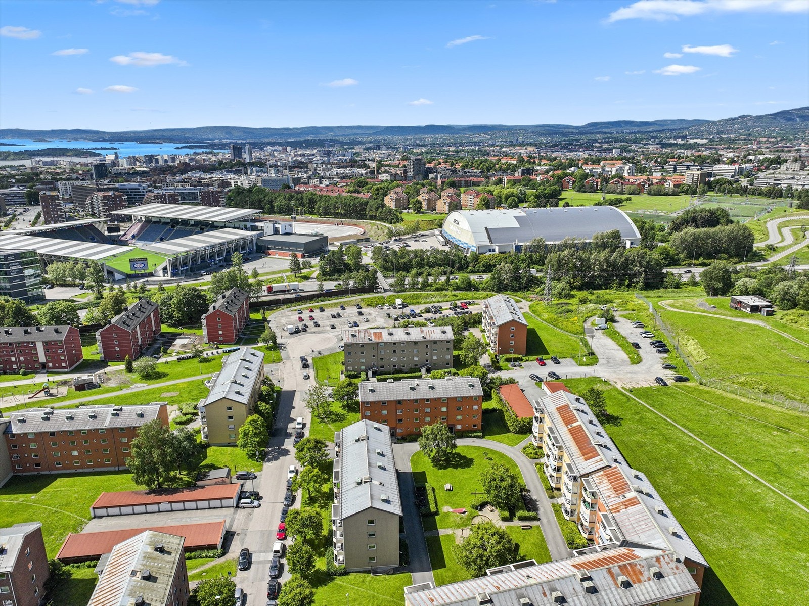 Det er heller ikke langt til den kommende "Ensjøbyen" som vil bli et nytt og pulserende knutepunkt, med forretninger, barnehager, idrettsanlegg m.m. Kort vei også til Økernområdet som er under utvikling. Galleribilde