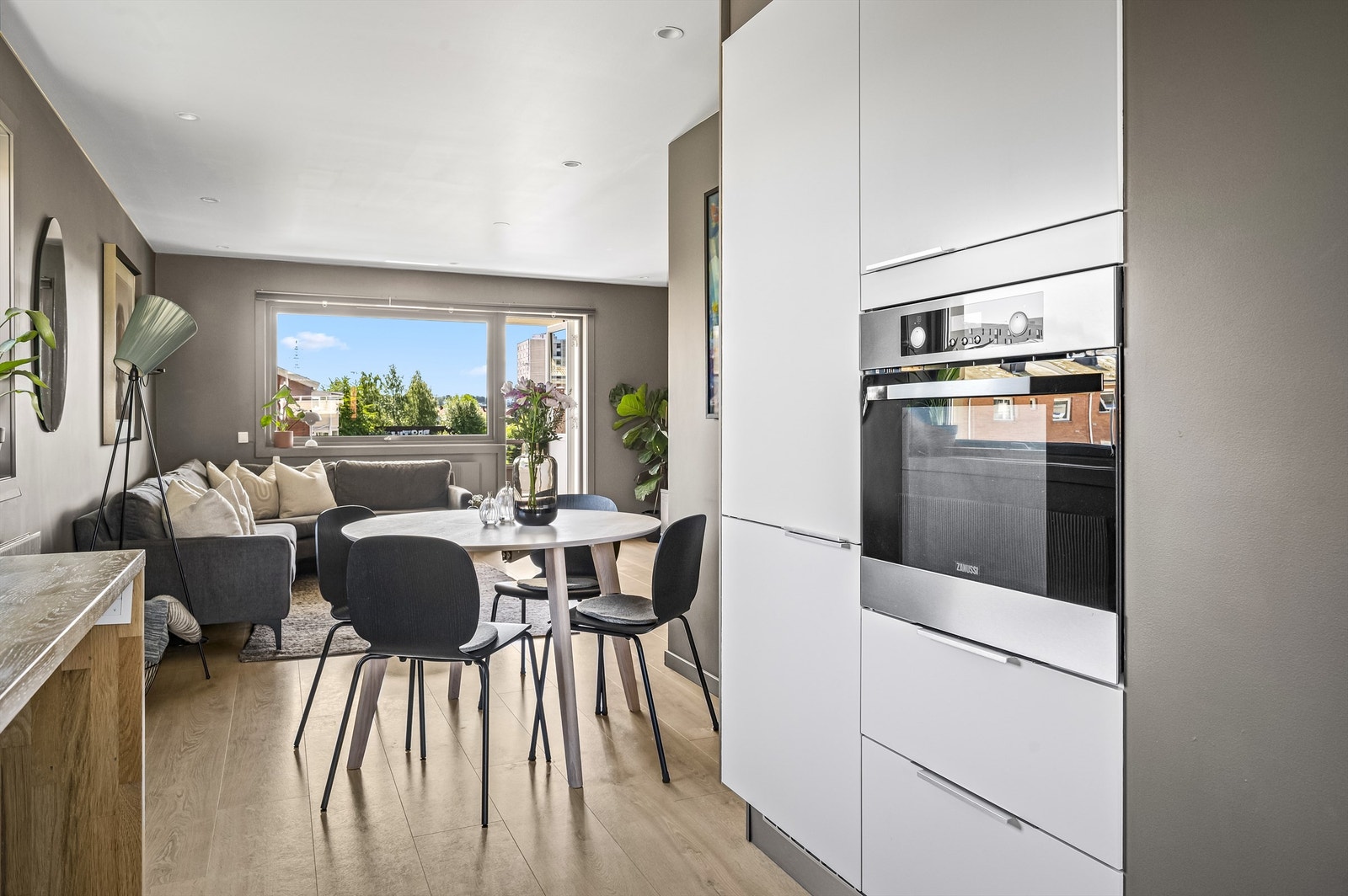 Videre er det fliser og belysning over benkeplaten. Hvitevarene er integrerte med koketopp, stekeovn, oppvaskmaskin og kombinert kjøl/frys. Ventilator over kokeplass. Galleribilde