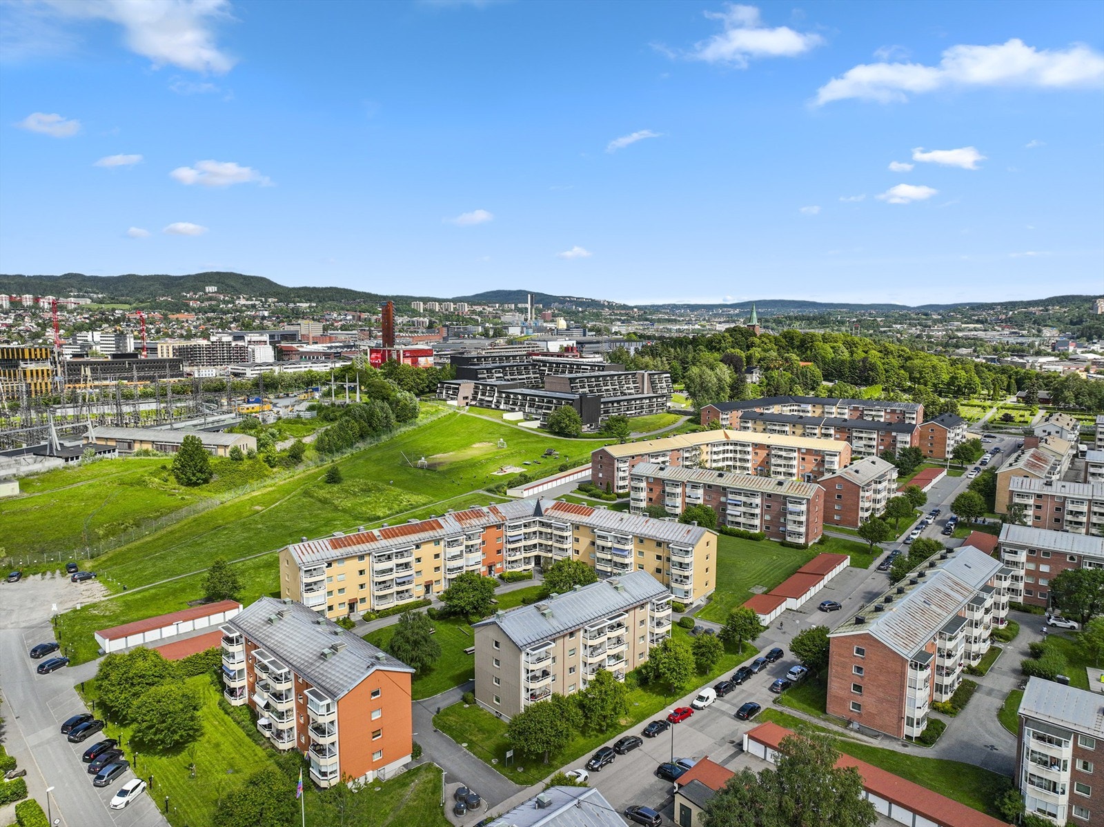 Like ved er Ulvenjordet, som er et felles grøntområde for alle borettslagene i området. Her er det blant annet opprettet parsellhage i regi av bydelen. Galleribilde