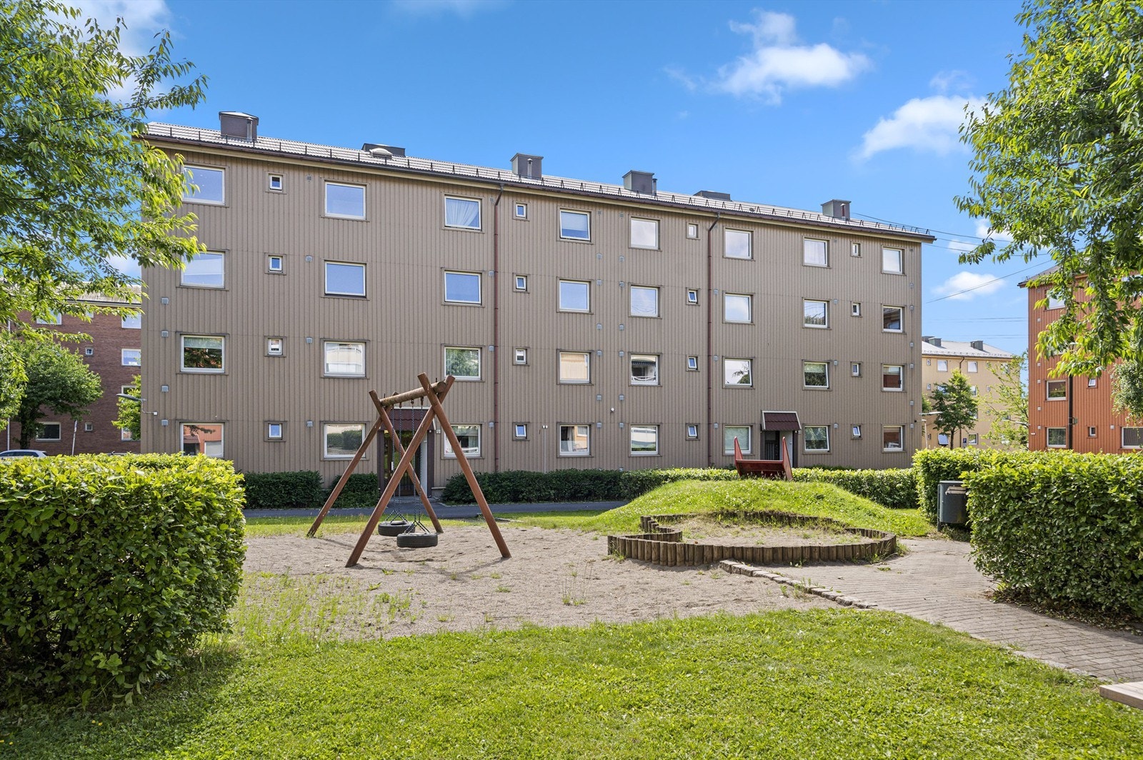 Pent opparbeidet fellesområde med grøntområder og lekearealer for barn. Galleribilde