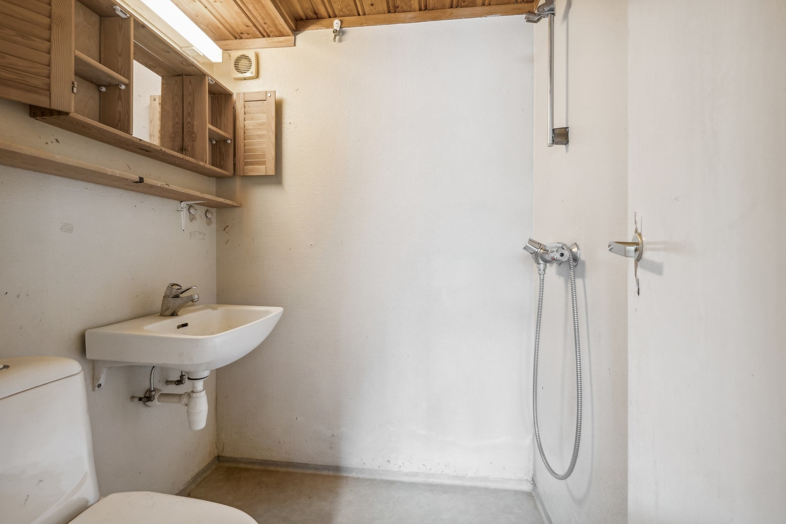 Bad med behov for totalrenovering i sokkeletasje. Galleribilde