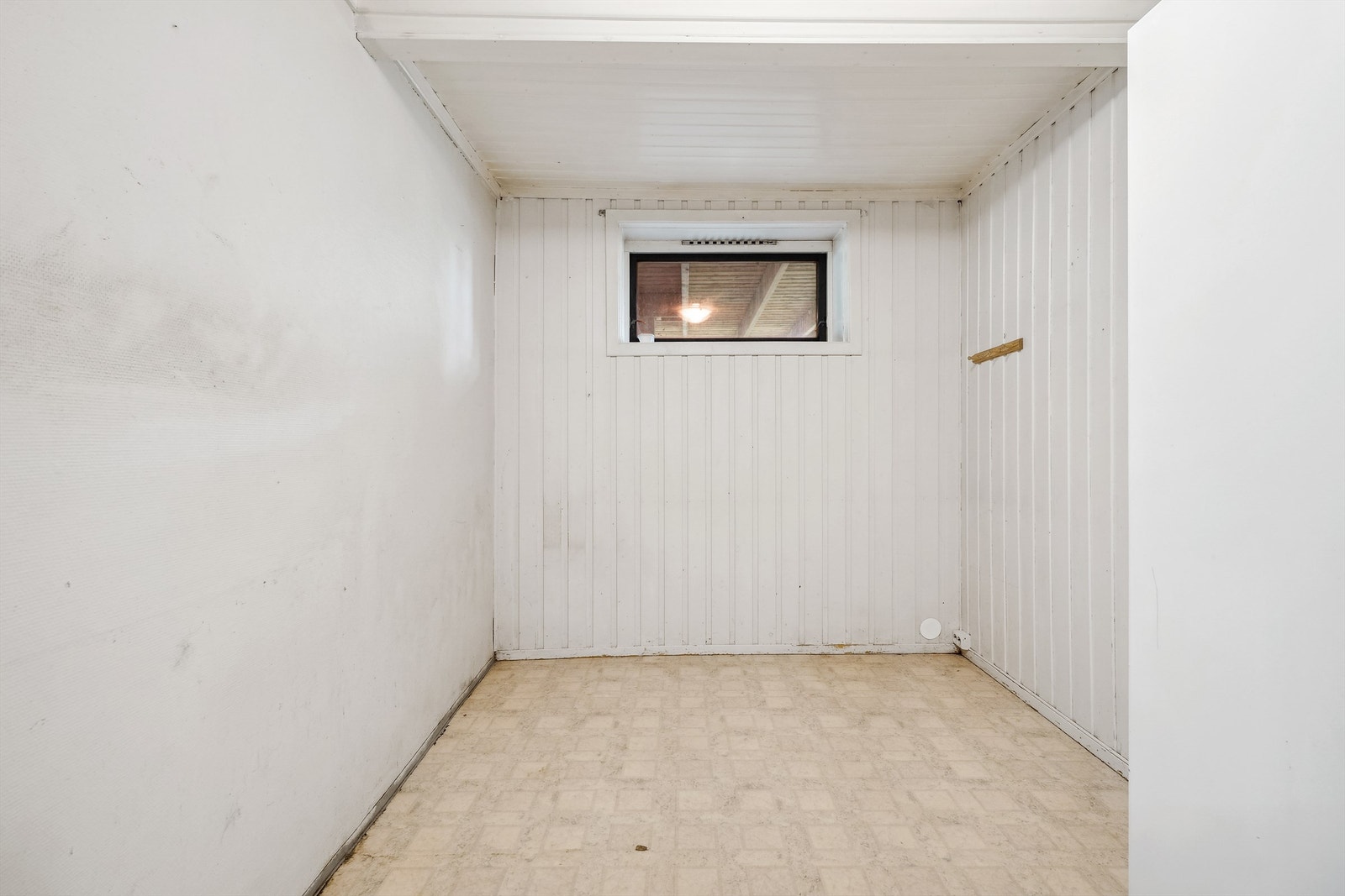 Innredet rom sokkeletasje. Galleribilde