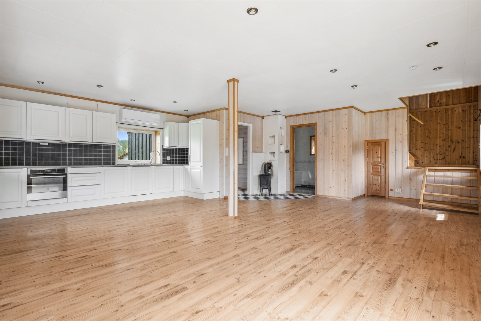 Stue og kjøkken i åpen løsning. Galleribilde