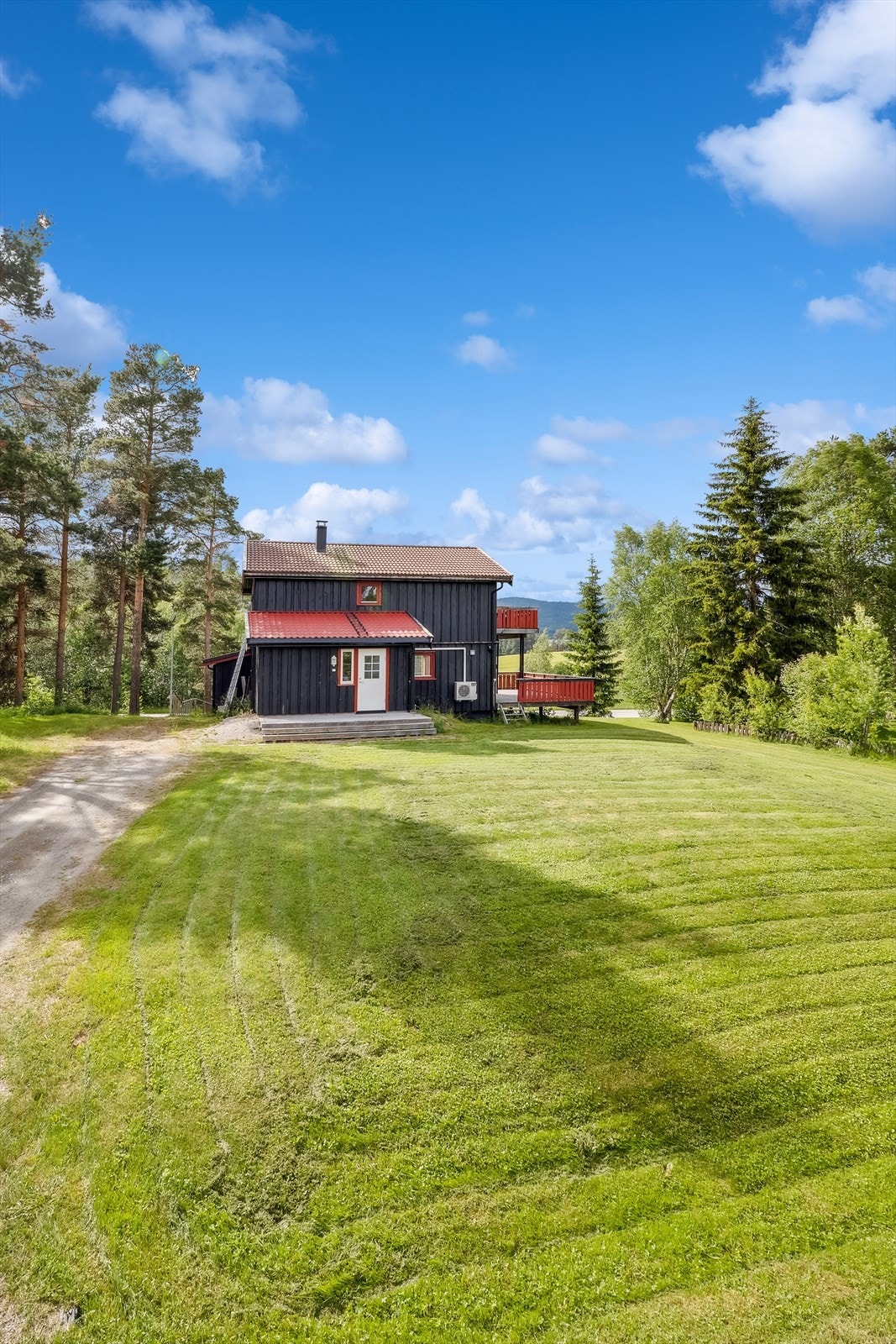 Herfra er det kort gang-/sykkelavstand til barnehage, barneskole, ungdomsskole og videregående skole som alle ligger med nærhet til sentrum. Galleribilde