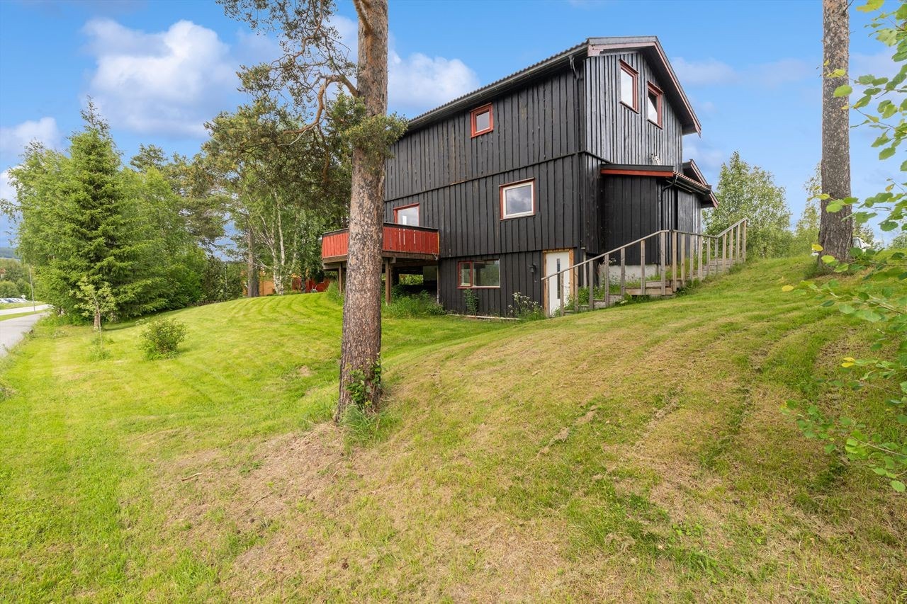 Eiendommen ligger i et etablert boligfelt ca 1 km sør for Tynset sentrum. Galleribilde