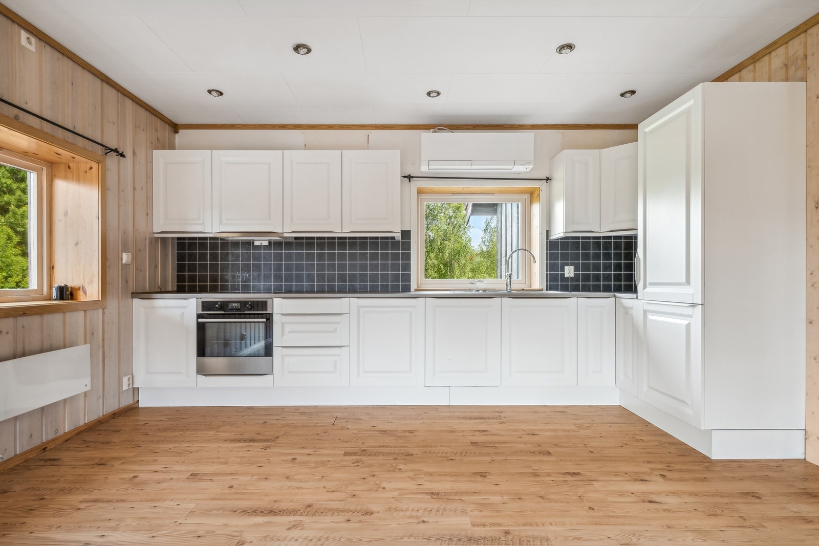 Kjøkkeninnredning fra 2017 og varmepumpen ble installert i 2023. Galleribilde