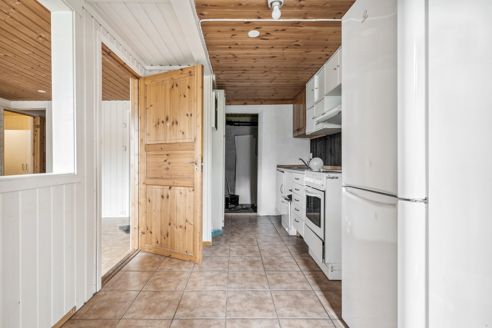 Entré og kjøkken i sokkeletasjen. Ikke godkjent som egen enhet. Galleribilde